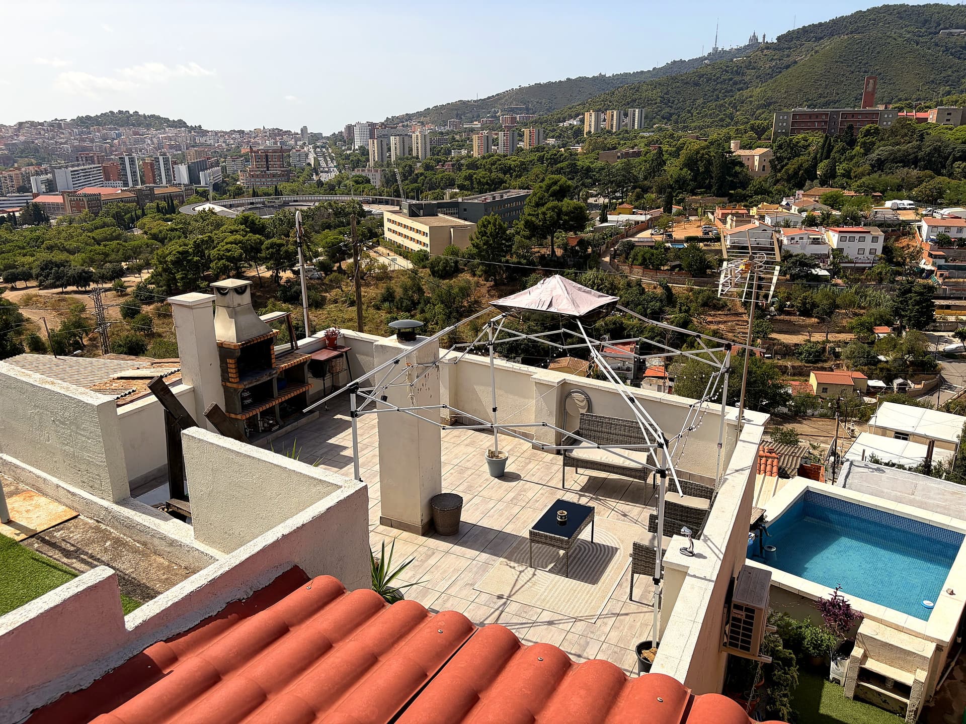 Espacio con barbacoa de obra, piscina y 4 terrazas sobre Barcelona